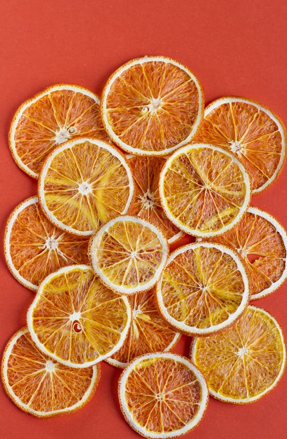 Fruit eigengemaakte organische oranje spaanders als achtergrond royalty-vrije stock foto