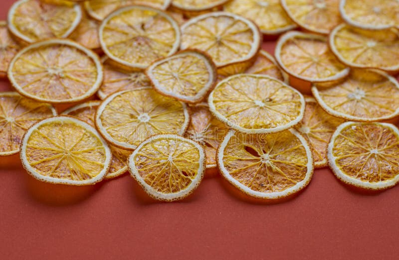 Fruit eigengemaakte organische oranje spaanders als achtergrond royalty-vrije stock afbeeldingen