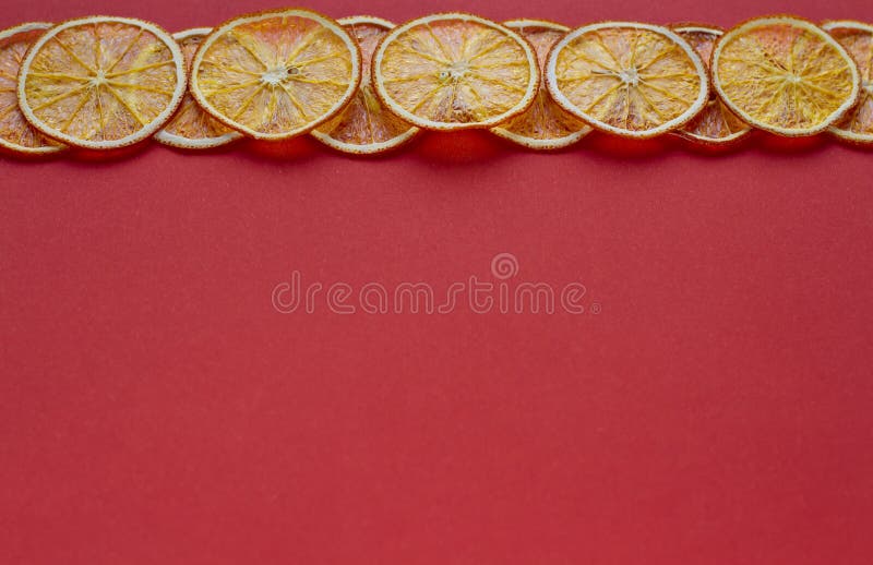 Fruit eigengemaakte organische oranje spaanders als achtergrond stock foto's
