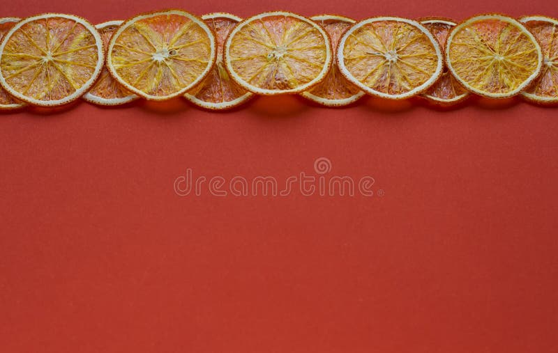 Fruit eigengemaakte organische oranje spaanders als achtergrond royalty-vrije stock afbeelding