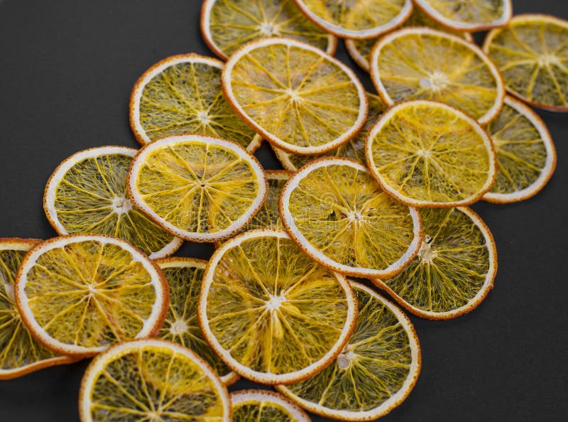 Fruit eigengemaakte organische oranje spaanders als achtergrond royalty-vrije stock afbeeldingen