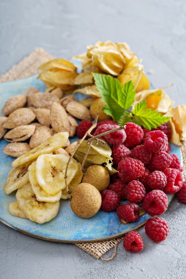 Fruit en van de notensnack raad stock foto Fruit en van de notensnack raad stock foto