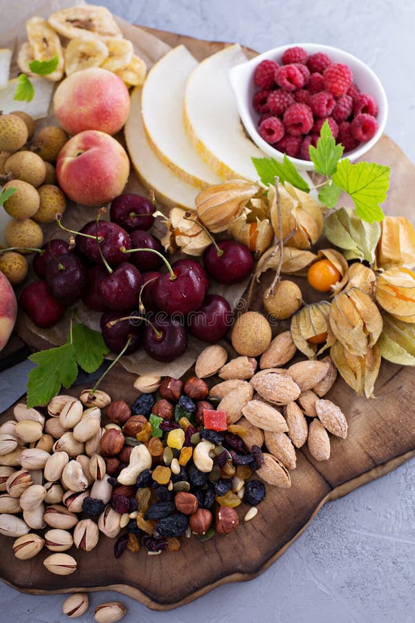 Fruit en van de notensnack raad royalty-vrije stock foto Fruit en van de notensnack raad royalty-vrije stock foto