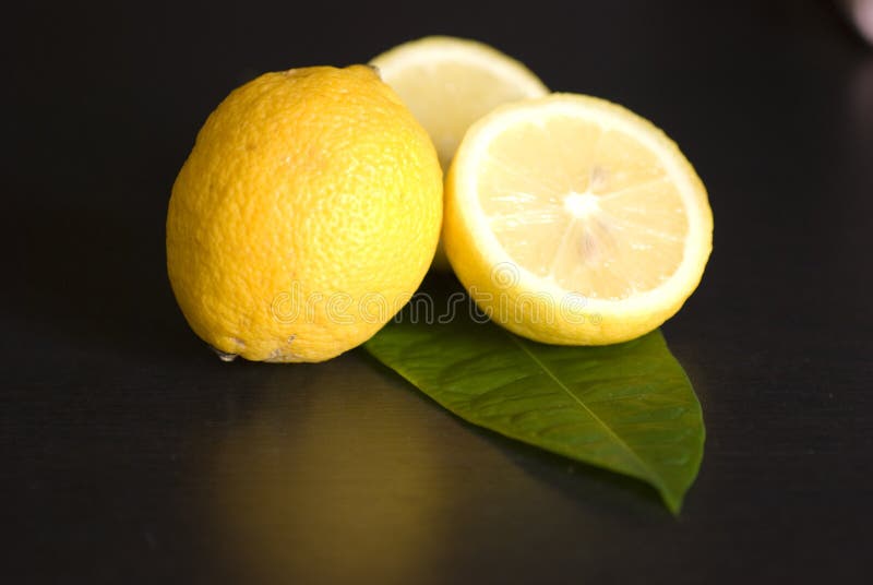 Citron Avec Un Goût Frais Et Agrumes Comme Une Perle Jaune