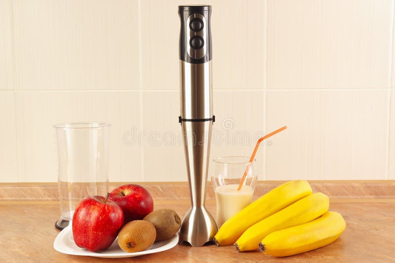 Fruit frais, verres et mélangeur pour préparer le milkshake fait maison images libres de droits Fruit frais, verres et mélangeur pour préparer le milkshake fait maison images libres de droits