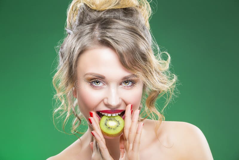 Fruit Kiwi Series Sensueel en Sexy Naakt Kaukasisch Model stock foto Fruit Kiwi Series Sensueel en Sexy Naakt Kaukasisch Model stock foto