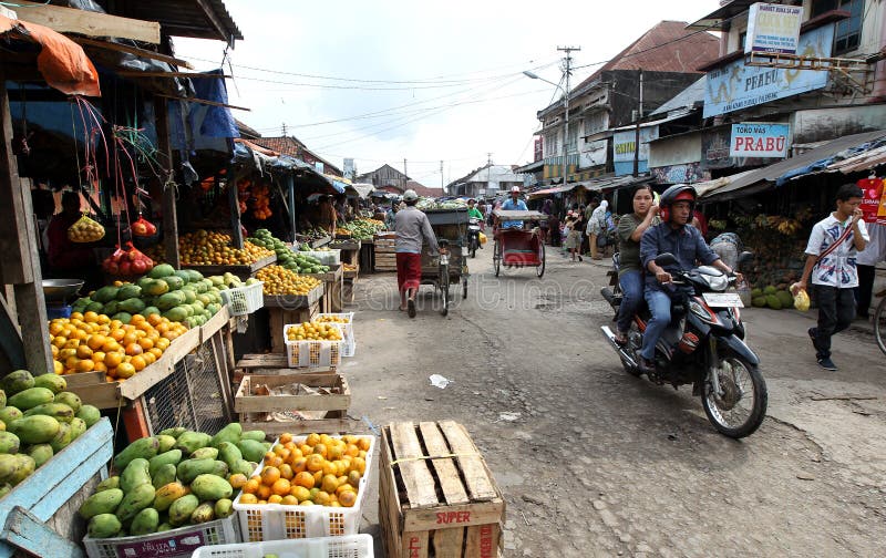 Palembang Market editorial photo. Image of selling, apple - 33805316