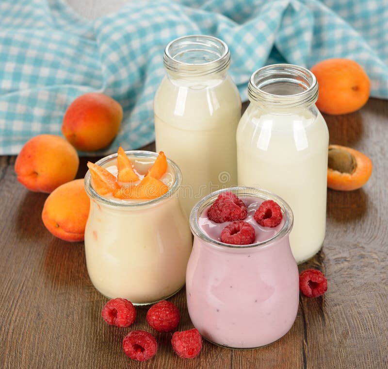 Fruit, yoghurt en melk stock foto Fruit, yoghurt en melk stock foto