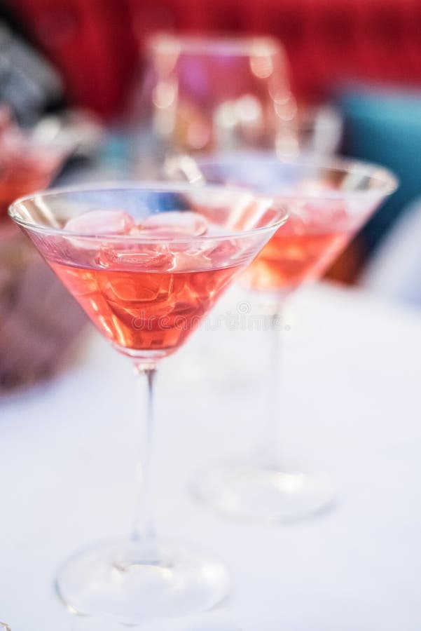 Fruitige cocktails in martini-glazen
