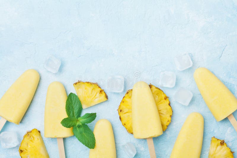 Fruitige eigengemaakte roomijs of ijslollys van ananas hoogste mening De zomer verfrissend voedsel