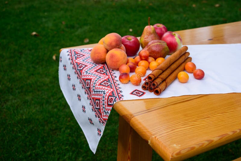 Fruitkrop van appelen, peren, perziken, pruimen Heerlijk dessert van de grootmoedige zomer stock foto's Fruitkrop van appelen, peren, perziken, pruimen Heerlijk dessert van de grootmoedige zomer stock foto's