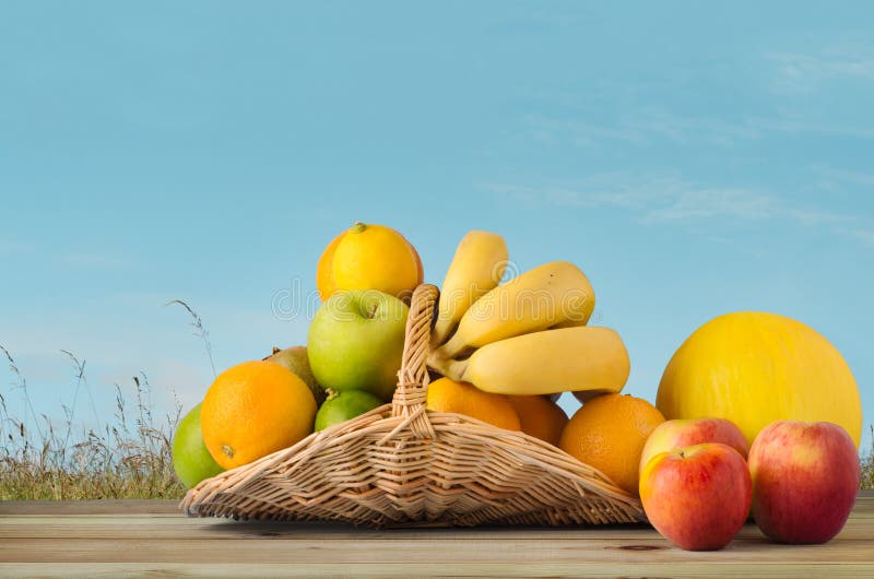 Fruitmand onder Blauwe Hemel stock fotografie Fruitmand onder Blauwe Hemel stock fotografie