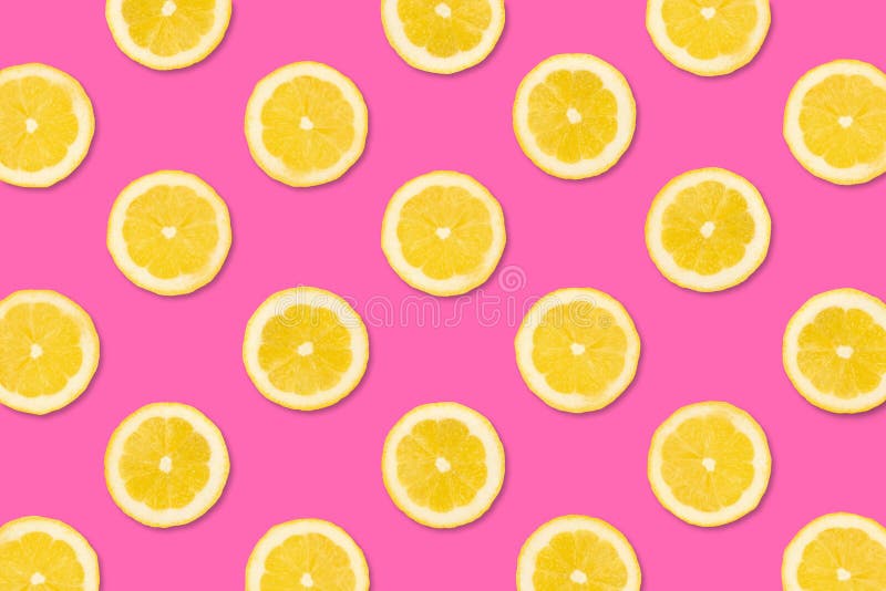 Fruitpatroon van citroenplakken op een pastelkleur roze achtergrond royalty-vrije stock afbeelding Fruitpatroon van citroenplakken op een pastelkleur roze achtergrond royalty-vrije stock afbeelding