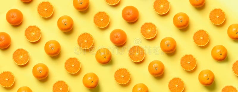Fruitpatroon van verse oranje plakken op gele achtergrond Hoogste mening De ruimte van het exemplaar Pop-artontwerp, creatief de stock fotografie Fruitpatroon van verse oranje plakken op gele achtergrond Hoogste mening De ruimte van het exemplaar Pop-artontwerp, creatief de stock fotografie