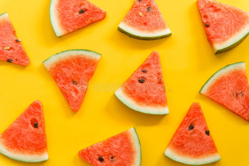 Fruits d'?t? avec la past?que fra?che sur le fond jaune de couleur photos stock Fruits d'?t? avec la past?que fra?che sur le fond jaune de couleur photos stock