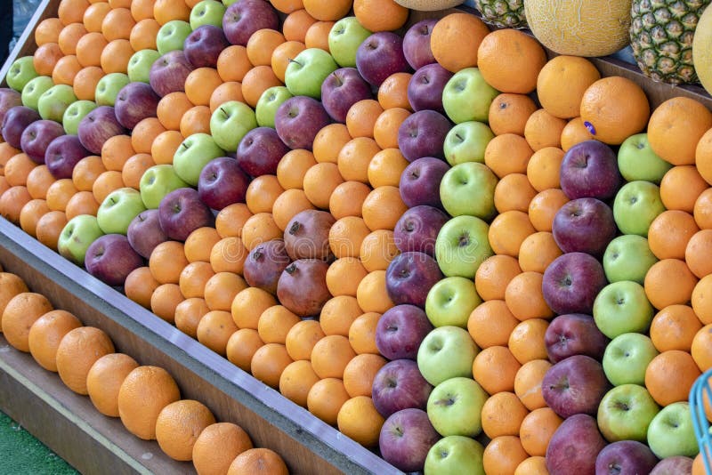 Fruits en lingot devant le comptoir de vente de jus de fruits Il a été traversé images stock Fruits en lingot devant le comptoir de vente de jus de fruits Il a été traversé images stock