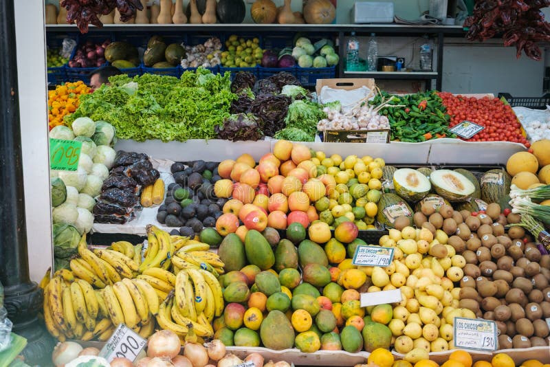 Fruits et légumes au marché municipal de marché de nourriture notre Madame o
