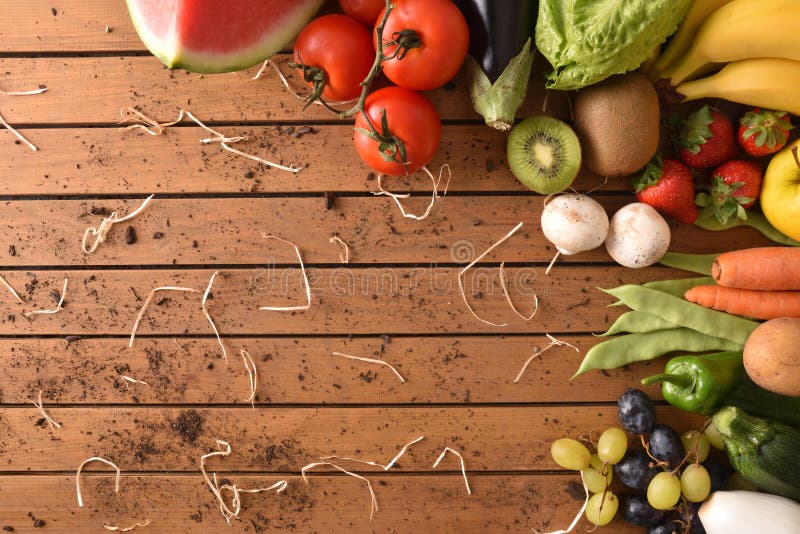Fruits et légumes dans le coin un dessus de table en bois photographie stock Fruits et légumes dans le coin un dessus de table en bois photographie stock