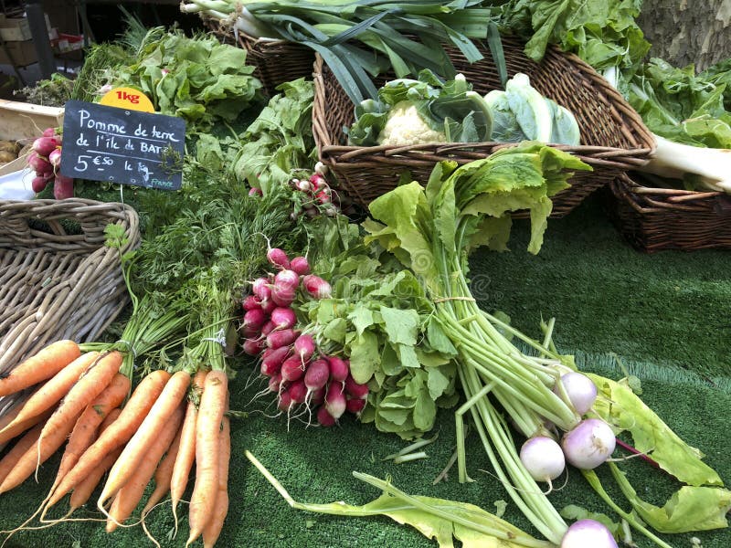 Fruits et légumes frais et organiques au marché d'agriculteurs image stock Fruits et légumes frais et organiques au marché d'agriculteurs image stock