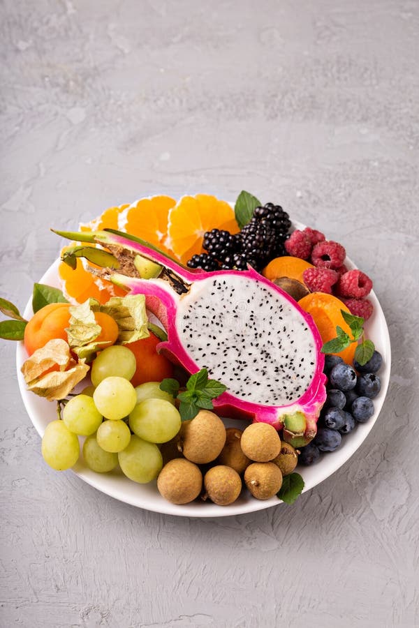 Fruits exotiques sur un plateau image stock Fruits exotiques sur un plateau image stock