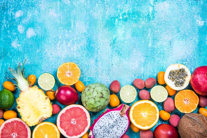 Fruits exotiques vibrants frais mélangés, fond de frontière images stock Fruits exotiques vibrants frais mélangés, fond de frontière images stock