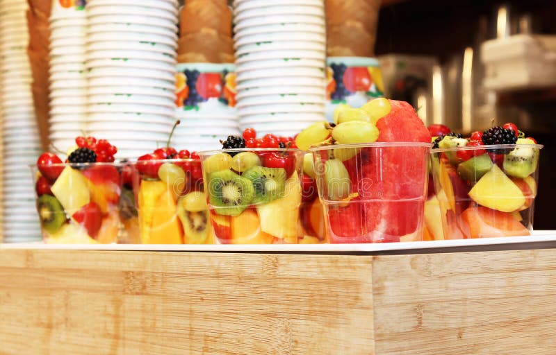 Fruits frais mélangés dans un verre - consommation saine photographie stock libre de droits Fruits frais mélangés dans un verre - consommation saine photographie stock libre de droits