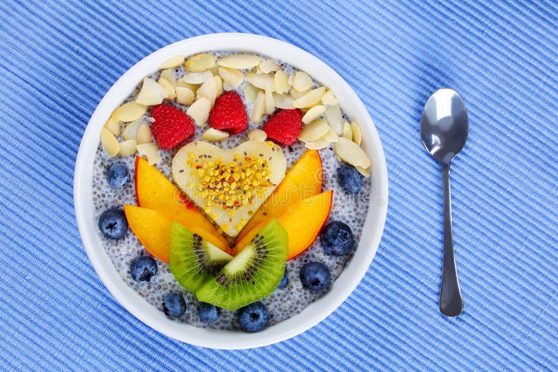 Fruits, graines de chia, pudding de lait d'amande photographie stock libre de droits Fruits, graines de chia, pudding de lait d'amande photographie stock libre de droits