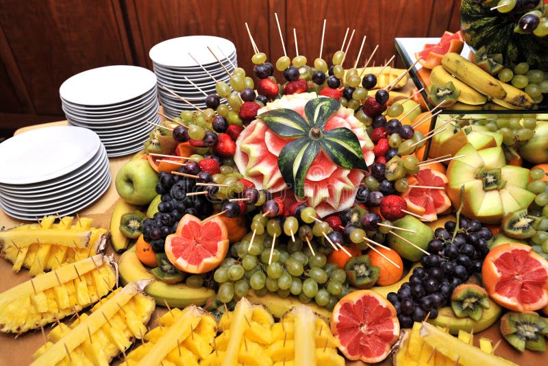Fruits sur une table de buffet images stock Fruits sur une table de buffet images stock