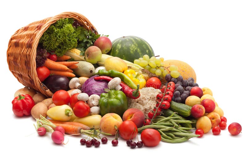 Un grande cesto pieno di vari colori di frutta e verdura isolato su bianco studio di sfondo.