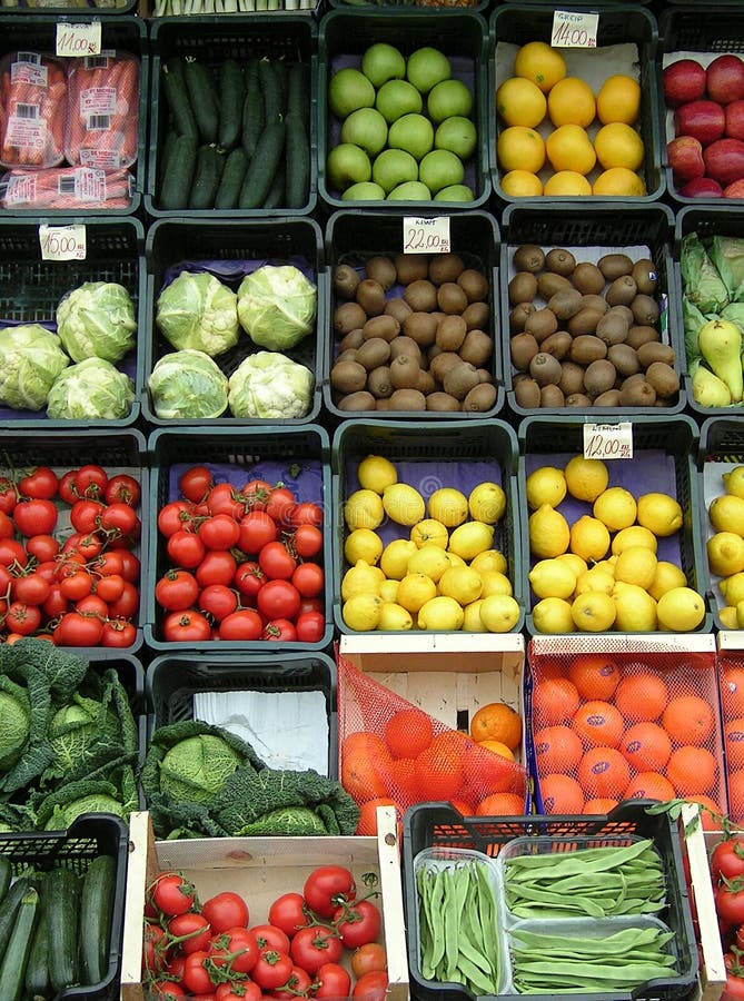 Čerstvé ovocie a zelenina v boxoch.