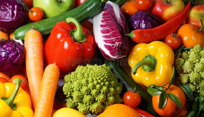 Un verdure fresco un diversificato varietà allineato sul tavolo da vicino.