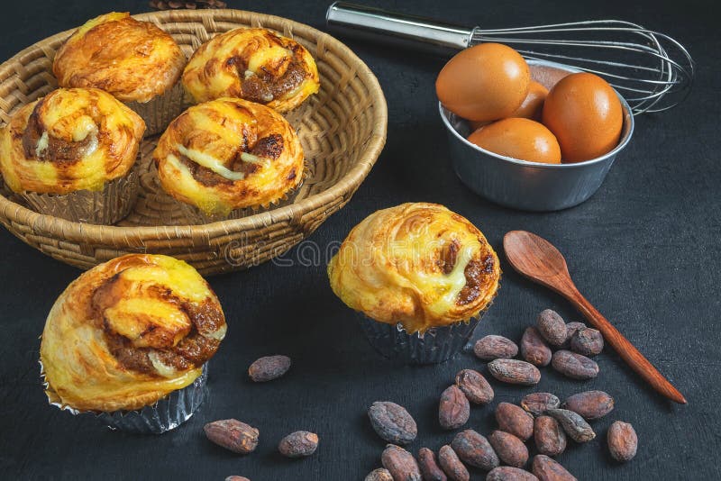Frukost, bröd och ingredienser på tabellen royaltyfria foton Frukost, bröd och ingredienser på tabellen royaltyfria foton