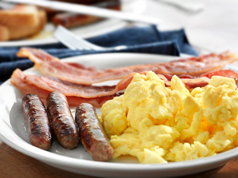 Frukost - förvanskad ägg, korv och bacon