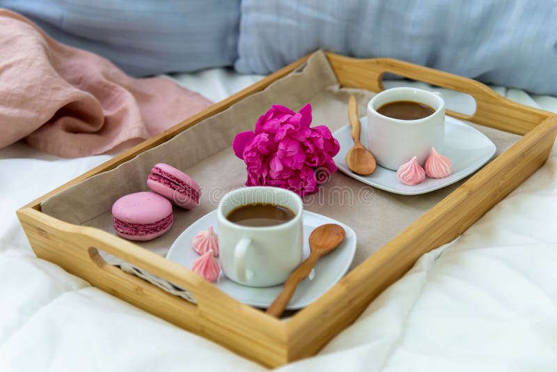 Frukost i s?ng f?r tv? Tr?magasin med kaffe, makron och Bizet royaltyfri bild Frukost i s?ng f?r tv? Tr?magasin med kaffe, makron och Bizet royaltyfri bild
