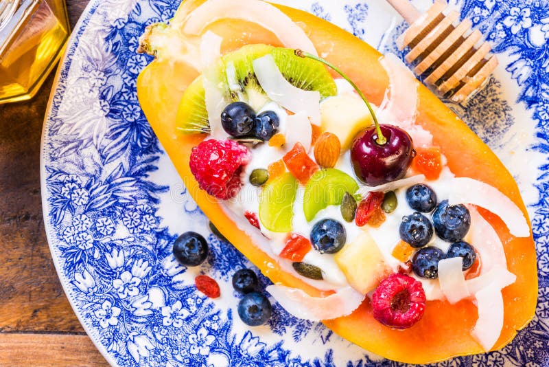 Frukostera bunken med frukter, bär och muttrar arkivbilder Frukostera bunken med frukter, bär och muttrar arkivbilder