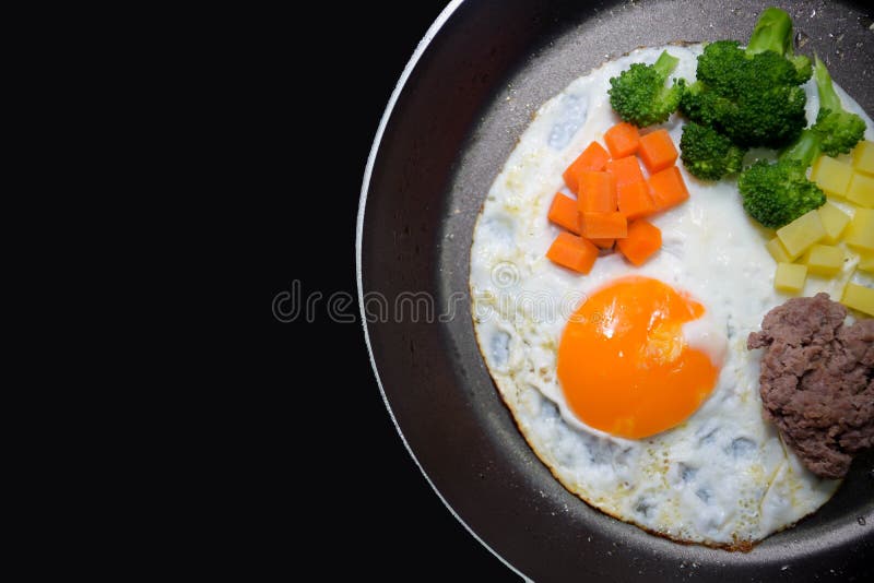Frukostpannaägg, ägg, morot, potatis, broccoli, kött royaltyfria bilder Frukostpannaägg, ägg, morot, potatis, broccoli, kött royaltyfria bilder