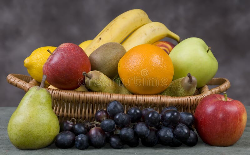 frukt för 2 korg royaltyfria foton frukt för 2 korg royaltyfria foton