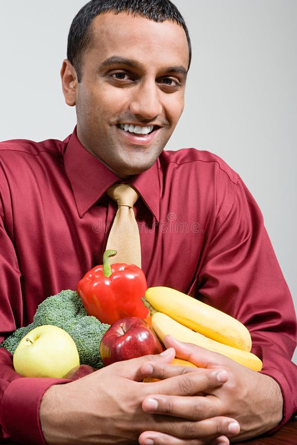 Frukt och grönsaker för man hållande royaltyfri foto