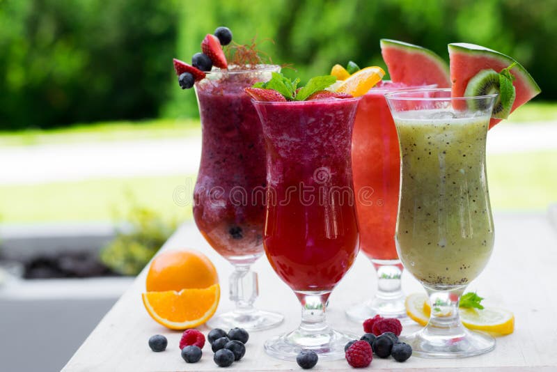 Färska, fruktiga sommarsmoothies royaltyfri fotografi