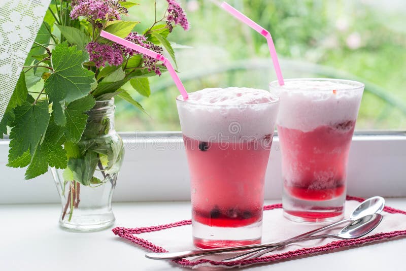 Fruktcoctail med glass och blommor på fönstret royaltyfria bilder Fruktcoctail med glass och blommor på fönstret royaltyfria bilder
