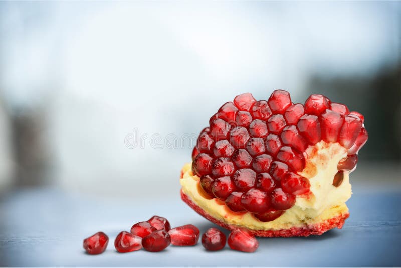 fruktpomegranate som visar den le kvinnan arkivbilder fruktpomegranate som visar den le kvinnan arkivbilder