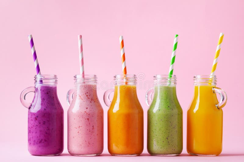 Frullati variopinti della frutta di estate in barattoli su fondo rosa Sano, disintossicazione e concetto dell'alimento di dieta fotografie stock libere da diritti Frullati variopinti della frutta di estate in barattoli su fondo rosa Sano, disintossicazione e concetto dell'alimento di dieta fotografie stock libere da diritti
