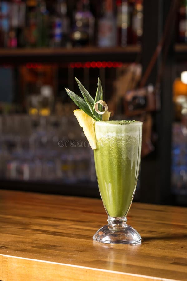 Frullato dell'ananas in vetro immagine stock libera da diritti Frullato dell'ananas in vetro immagine stock libera da diritti