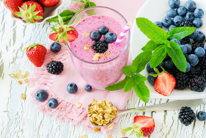 Frullato della bacca, bevanda sana, dieta o vegano del yogurt della disintossicazione di estate