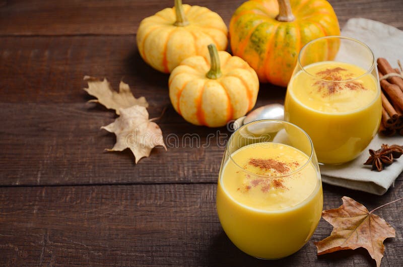 Frullato della zucca con le spezie fotografie stock libere da diritti Frullato della zucca con le spezie fotografie stock libere da diritti