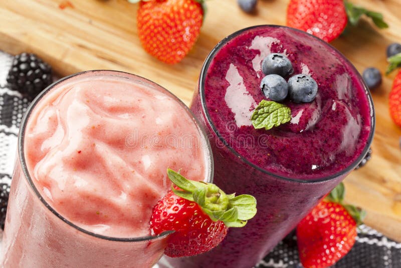 Frullato fresco della fragola e del mirtillo immagine stock libera da diritti