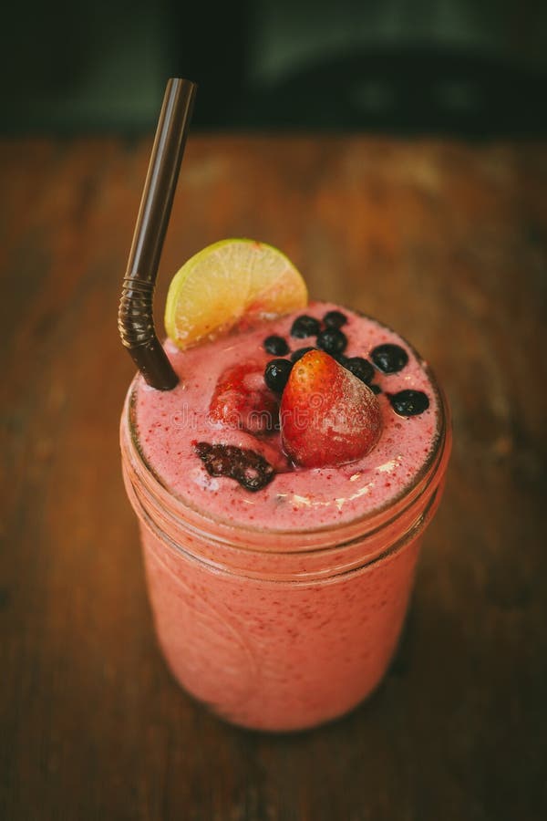 Frullato fresco della fragola e del mirtillo immagine stock libera da diritti