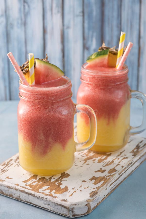 Frullato tropicale dell'ananas dell'anguria immagine stock Frullato tropicale dell'ananas dell'anguria immagine stock