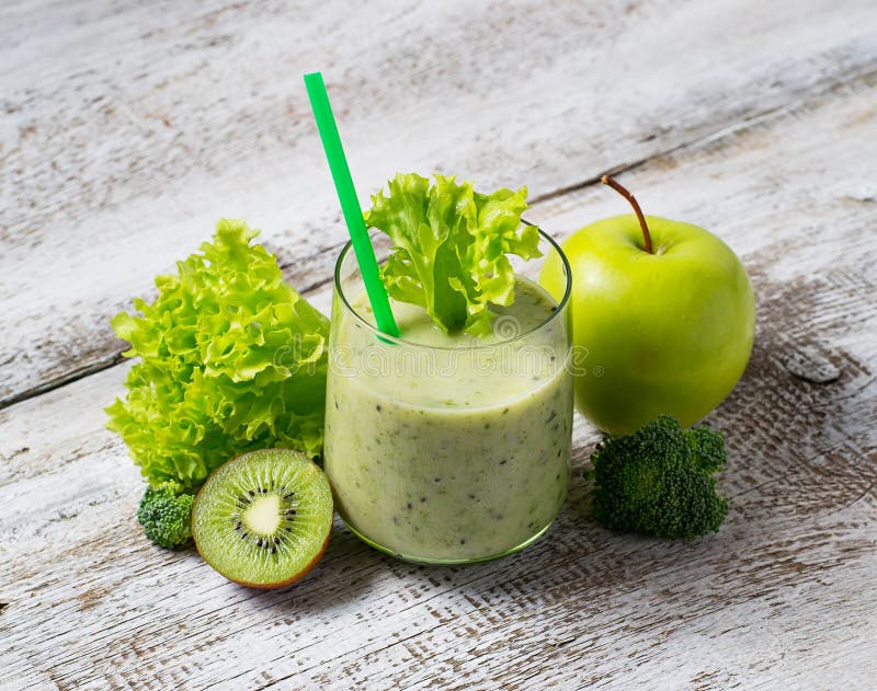 Frullato verde con il kiwi, la mela, l'insalata ed i broccoli, dri sano immagine stock Frullato verde con il kiwi, la mela, l'insalata ed i broccoli, dri sano immagine stock