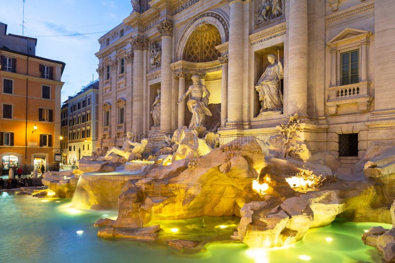 Frumoasă arhitectură a fântânii Trevi din Roma la apusul Italiei royalty free stock image